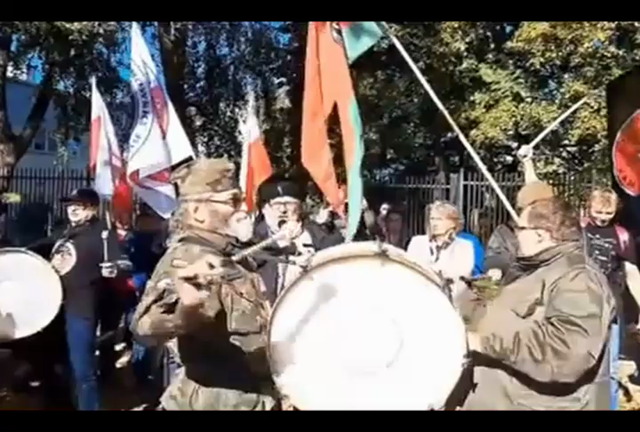 Nagranie z protestu "Kamratów". Sendecki skanduje, Osadowski wali w bęben.