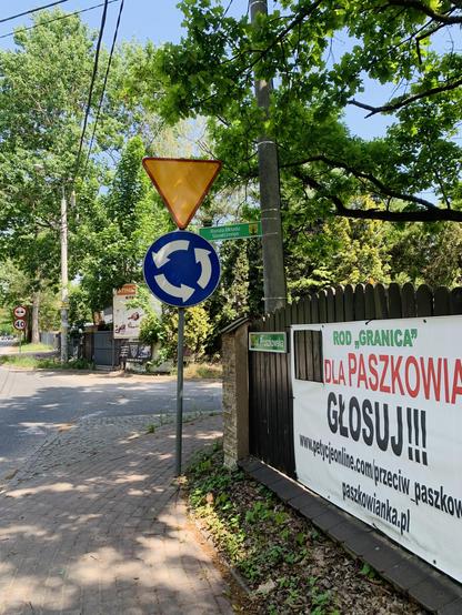 Gmina Michałowice, rondo Układu Słonecznego. Znak z nazwą ronda.