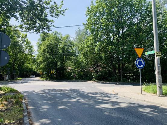 Gmina Michałowice, rondo Układu Słonecznego. Widok na rondo.
