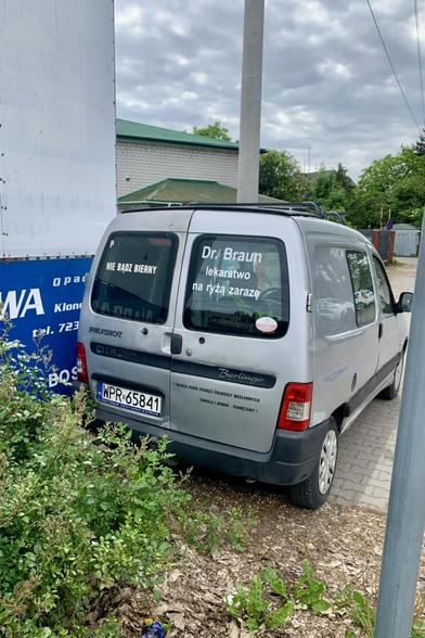 Citroen Berlingo z napisami na szybach "Nie bądź bierny" oraz "Dr. Braun - lekarstwo na ryżą zarazę."